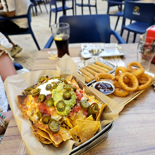 Nachos con guacamole y aros de cebolla
